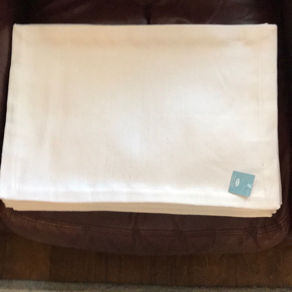Placemats. Set of 6 white mats. NWT